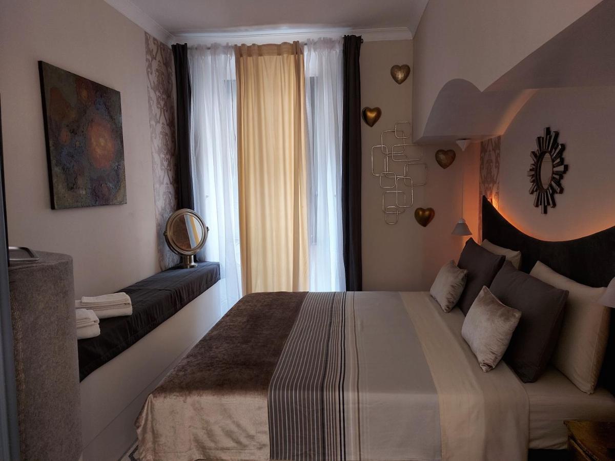 Contemporary Art By Spanish Step Guest house *