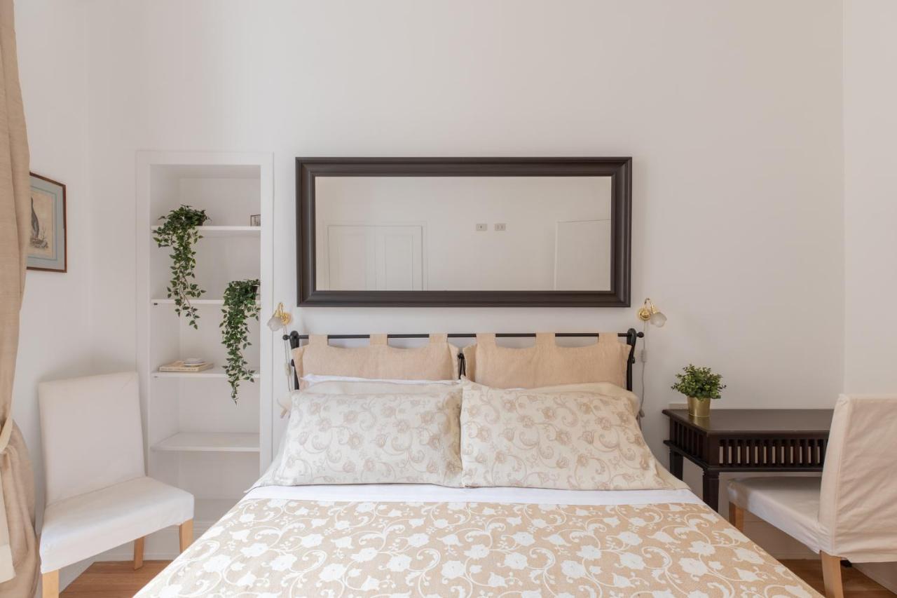 Iflat Elegant In 18th Century Palace Rome