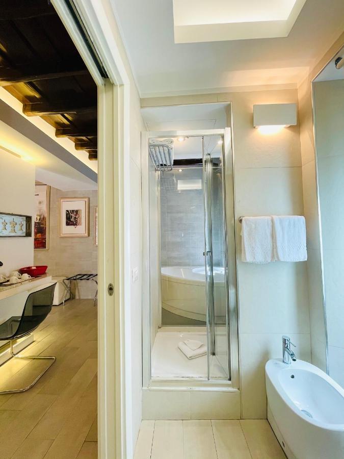Town House Spagna- Luxury Rooms With Jacuzzi Bath *