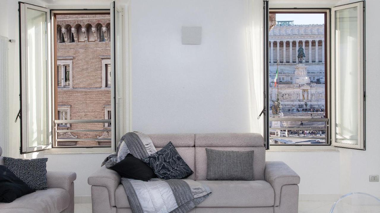 Piazza Venezia White Apartment