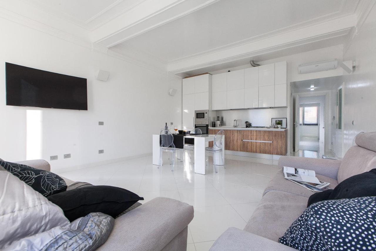 Piazza Venezia White Apartment