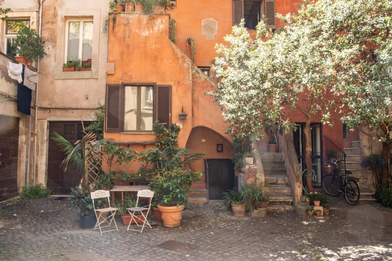 The Red House At Arco Degli Acetari * Rome