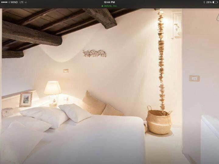 Piazza Navona White Apartment