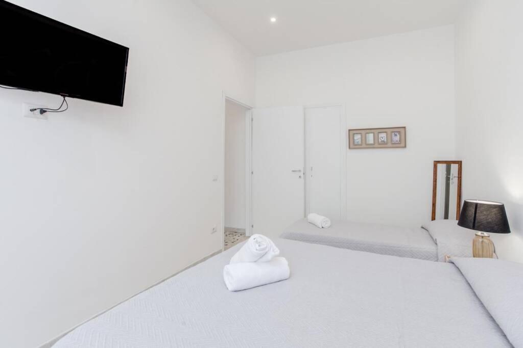 Large In Center, Termini Area Appartement *