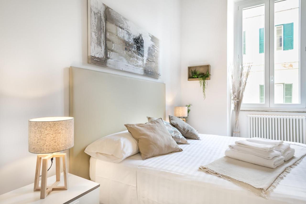 White Ostilia Apartment