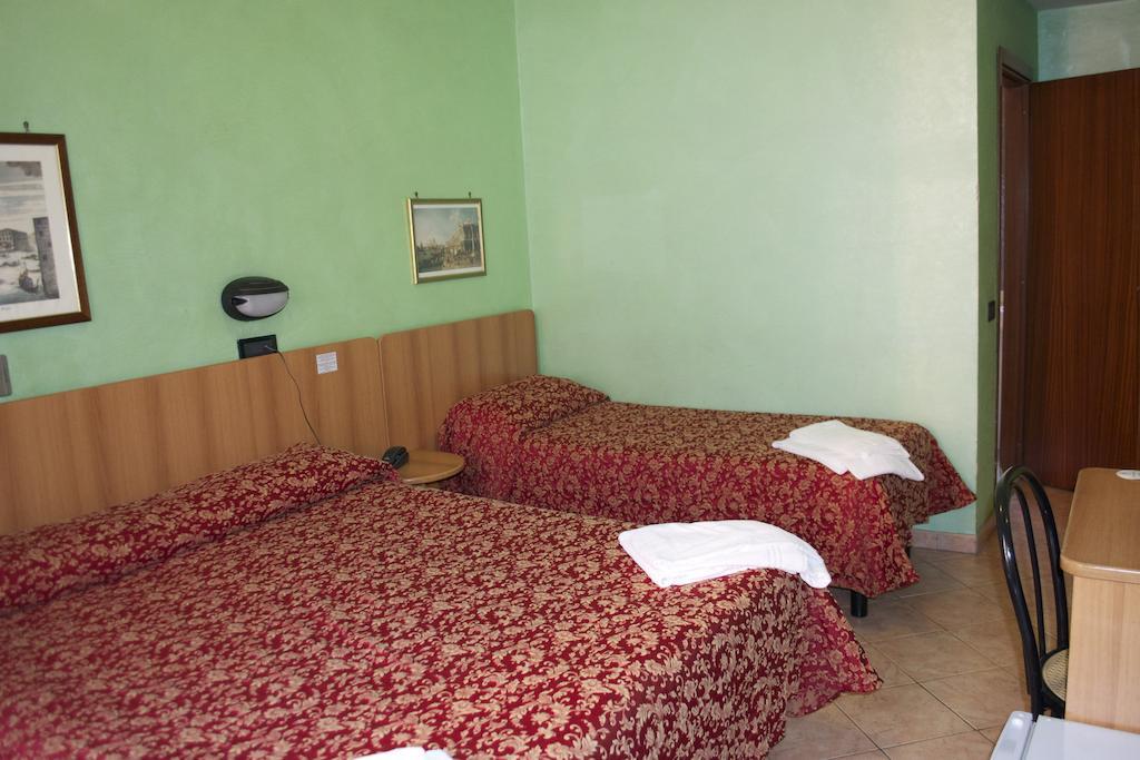 Hotel Ferrarese Rome