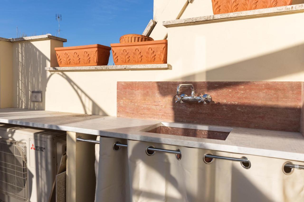 Colosseo Brightful With Rooftop Apartment