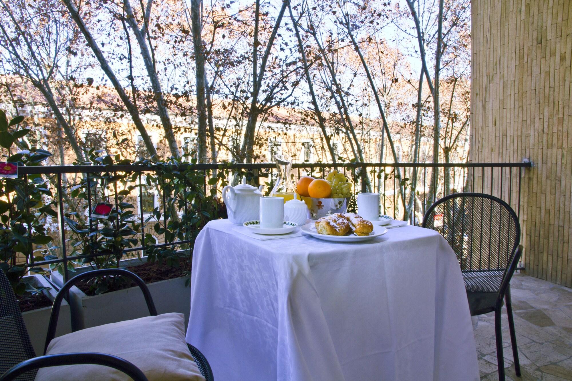 Guest house Domus Giulio Cesare 2*