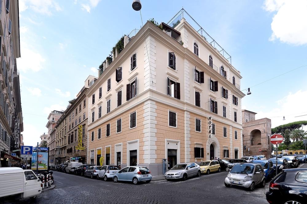 Hotel Golden 2*