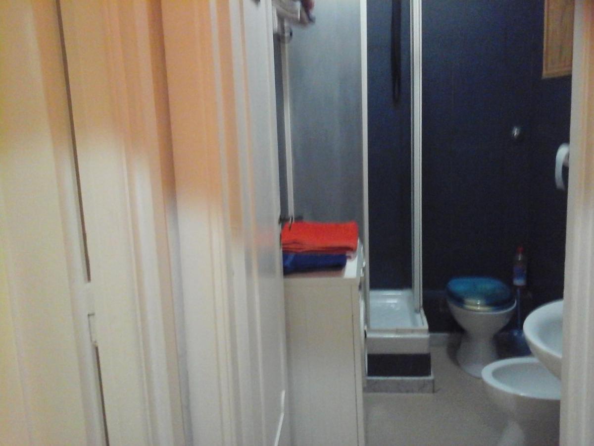 Near Metro' Line - Only Wc In The 15 Minutes To Termini Station 20 To Spagna Square - In The Night Bus Couette-café