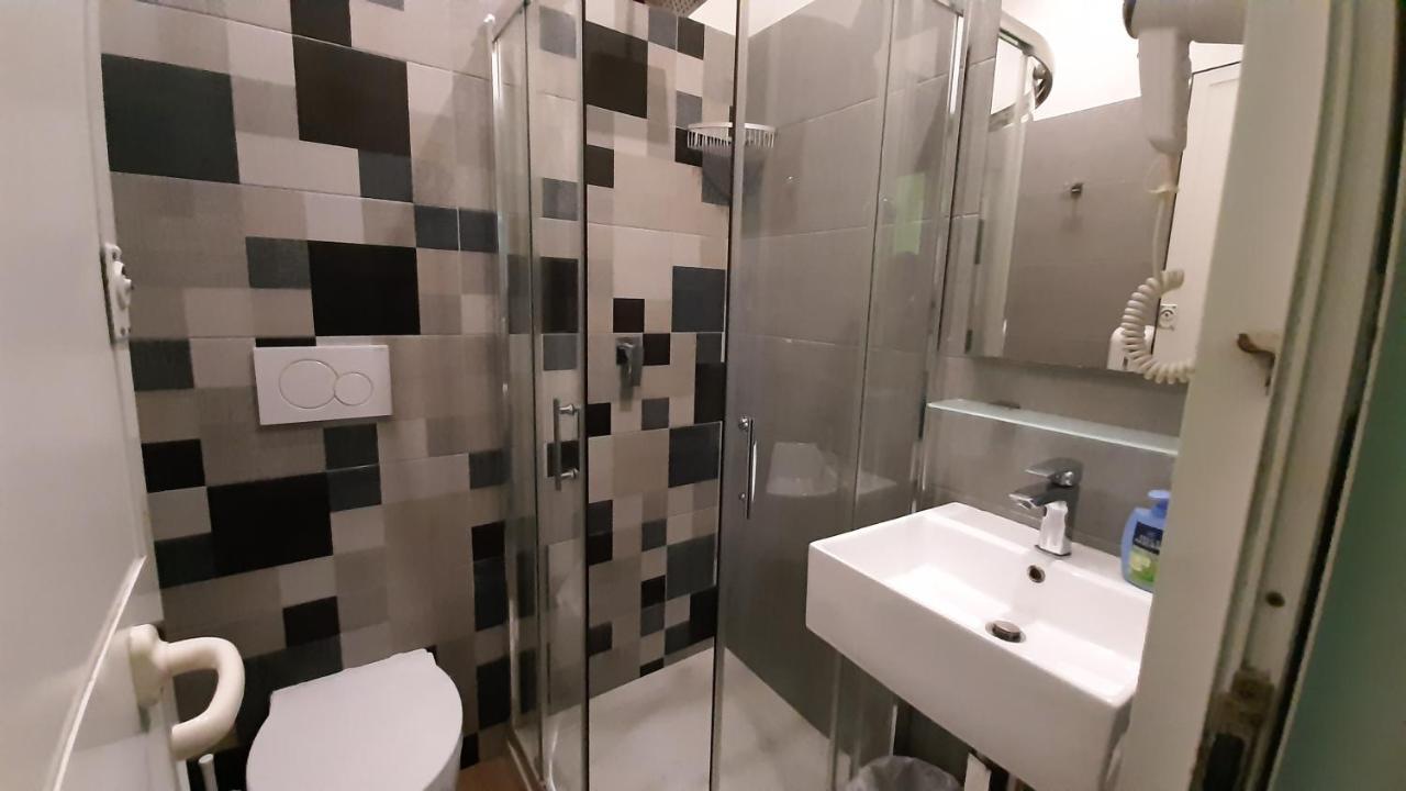 Youth Station Hostel *
