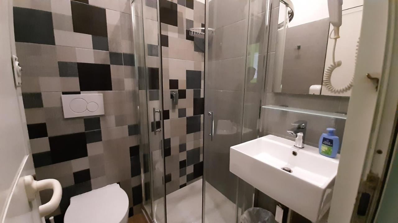 Youth Station Hostel *