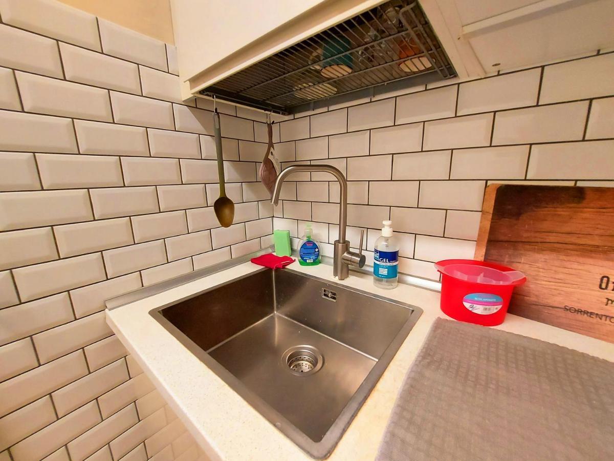 Free Breakfast - Big In The Heart Of Apartment *