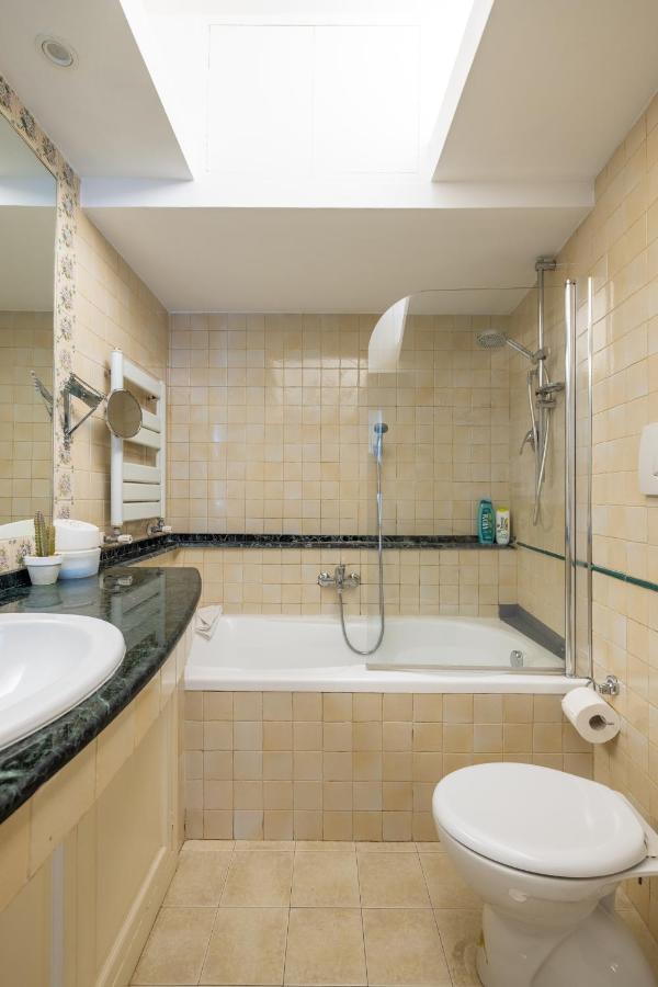 Charming With Patio A Few Steps From Colosseum Apartment *