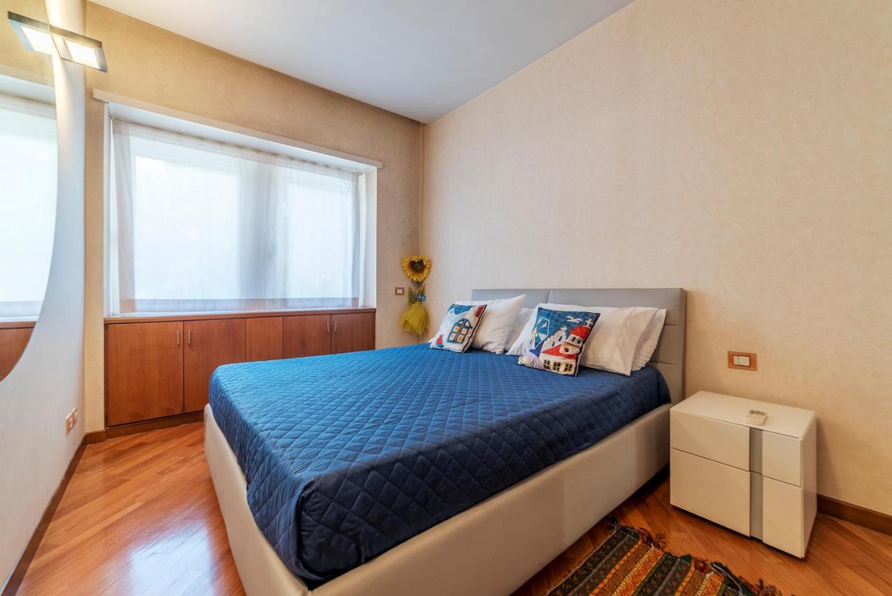 Deep Blue Apartment *