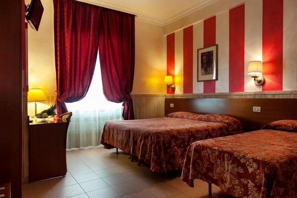 Hotel Pyramid 3*