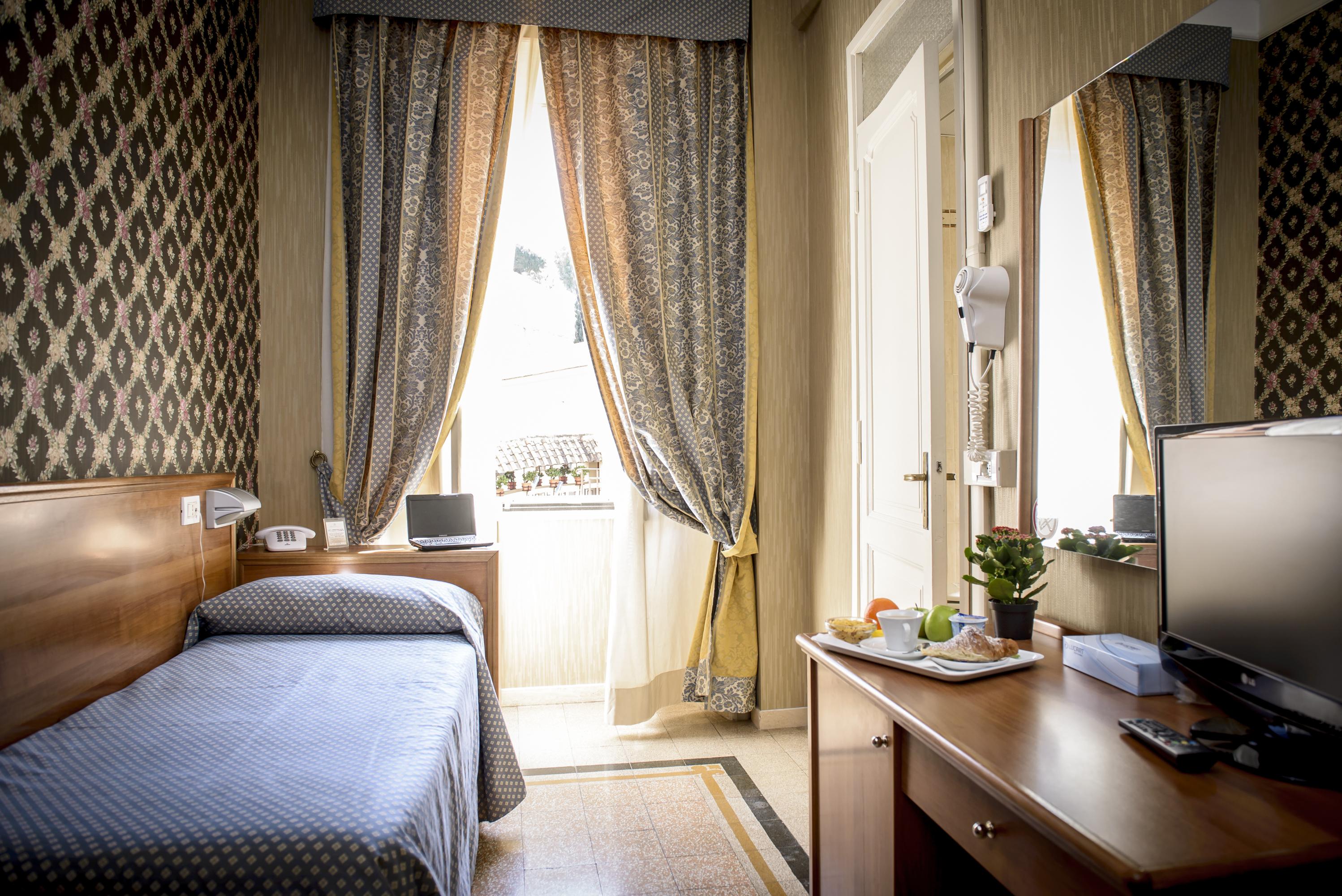 Emmaus Hotel 3*