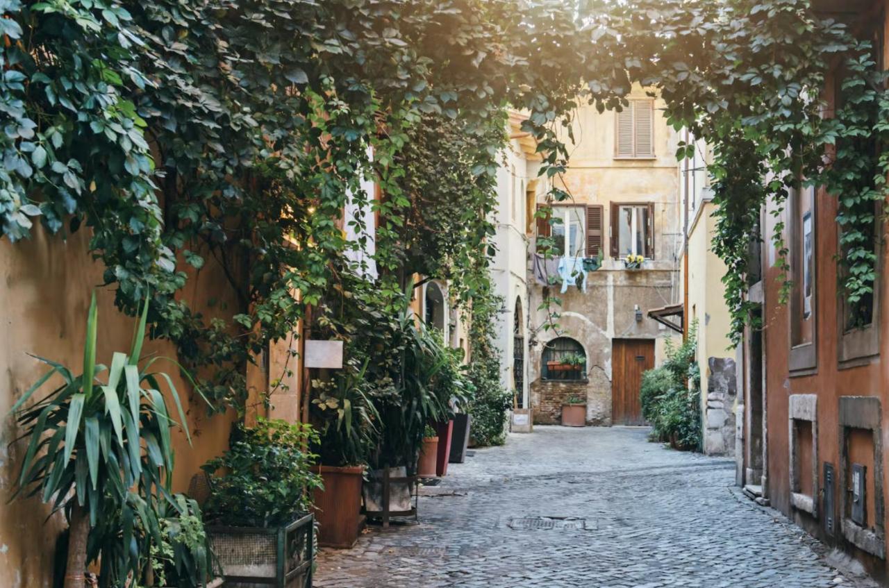 Happiness Roma