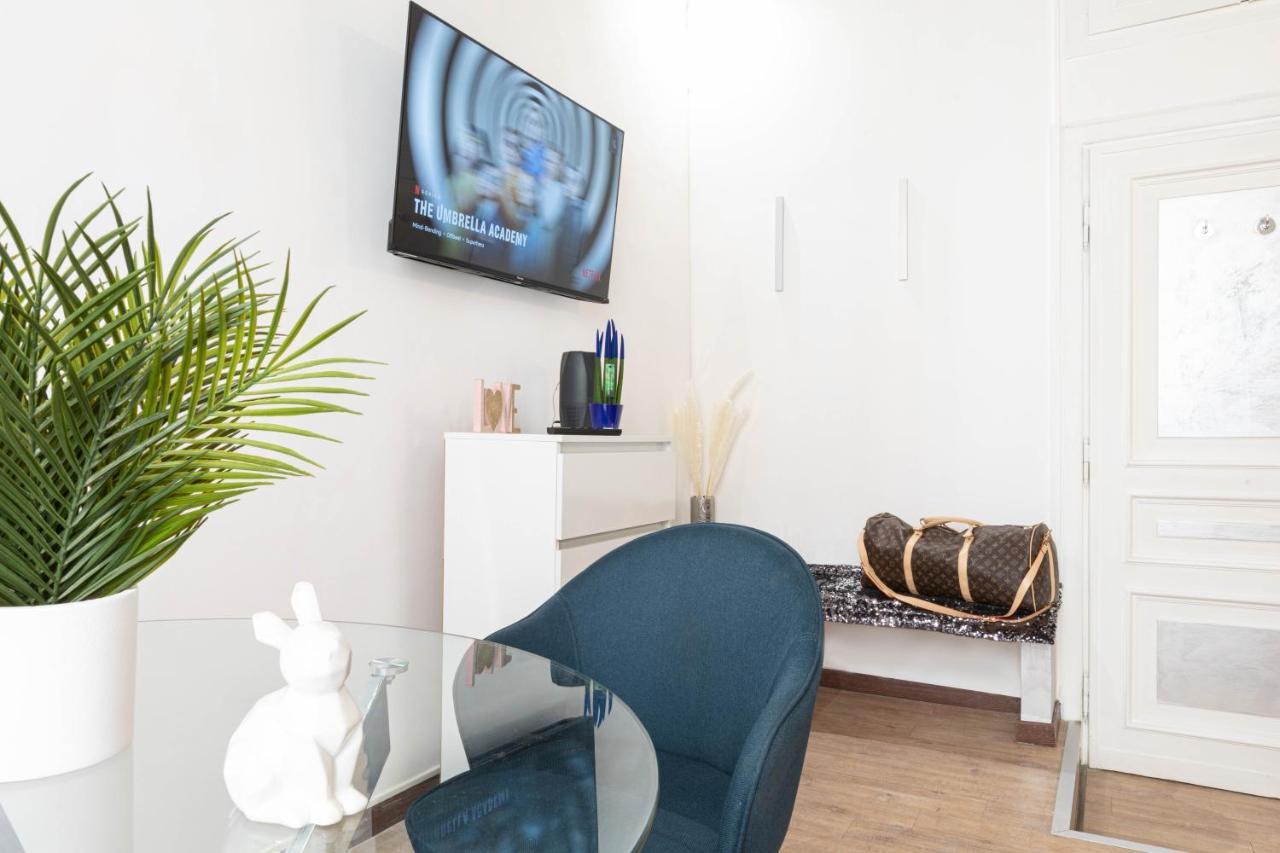 Silver Trevi Fountain - Collection Apartment Rome