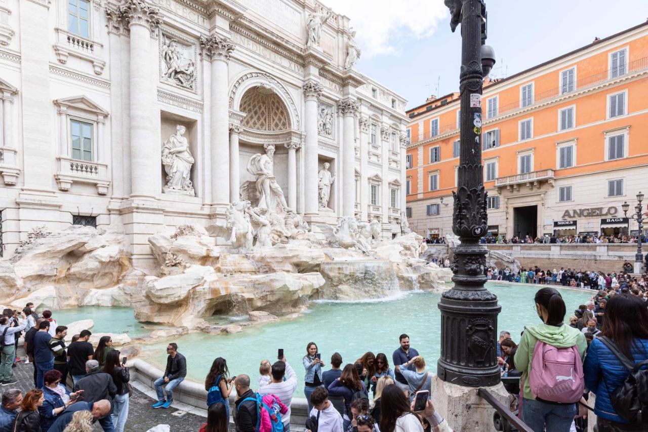 Silver Trevi Fountain - Collection Apartment