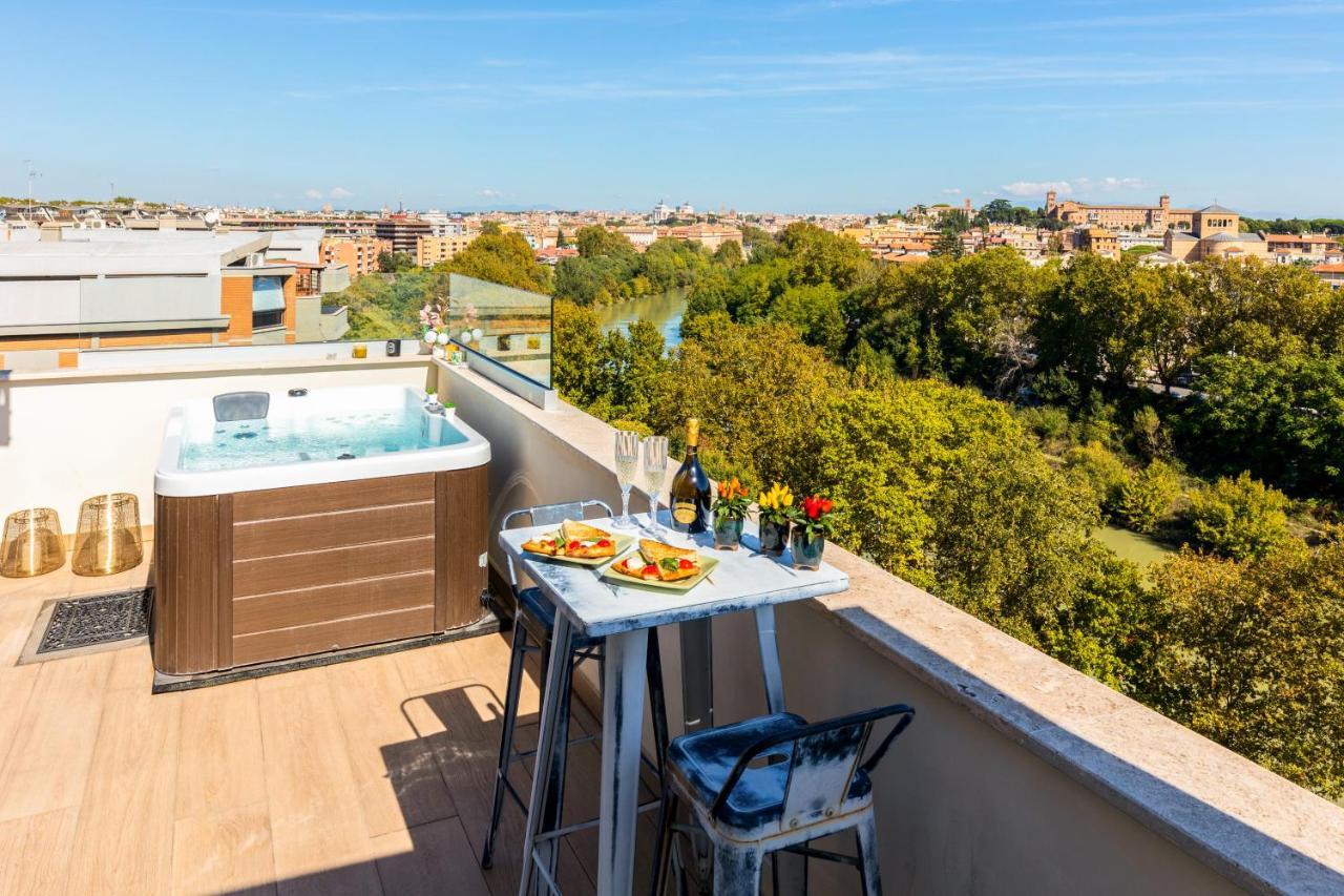 Apartment Penthouse With A Panoramic Rooftop In Trastevere With Seasonally Jacuzzi Rome