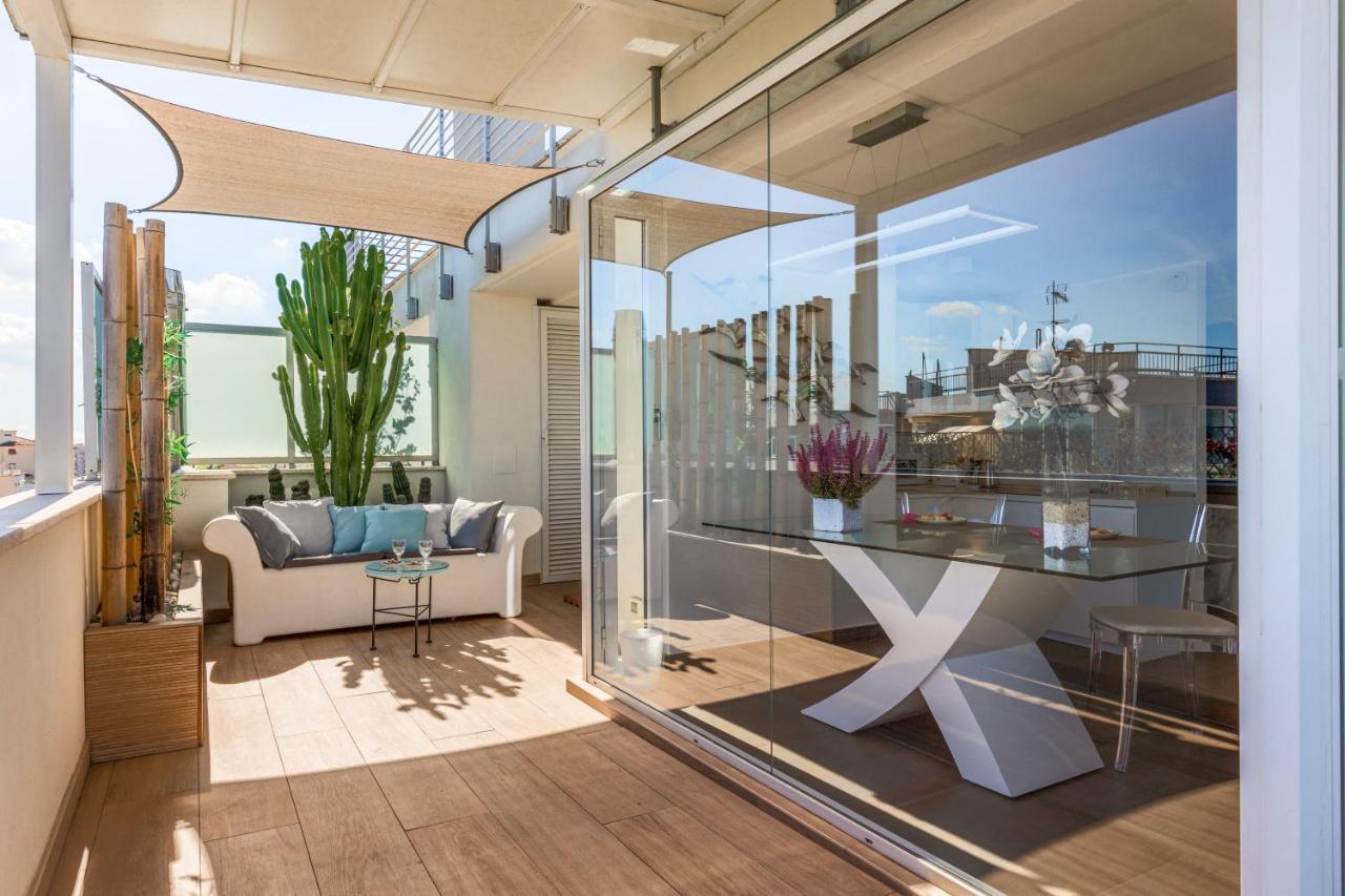 Penthouse With A Panoramic Rooftop In Trastevere With Seasonally Jacuzzi Apartment
