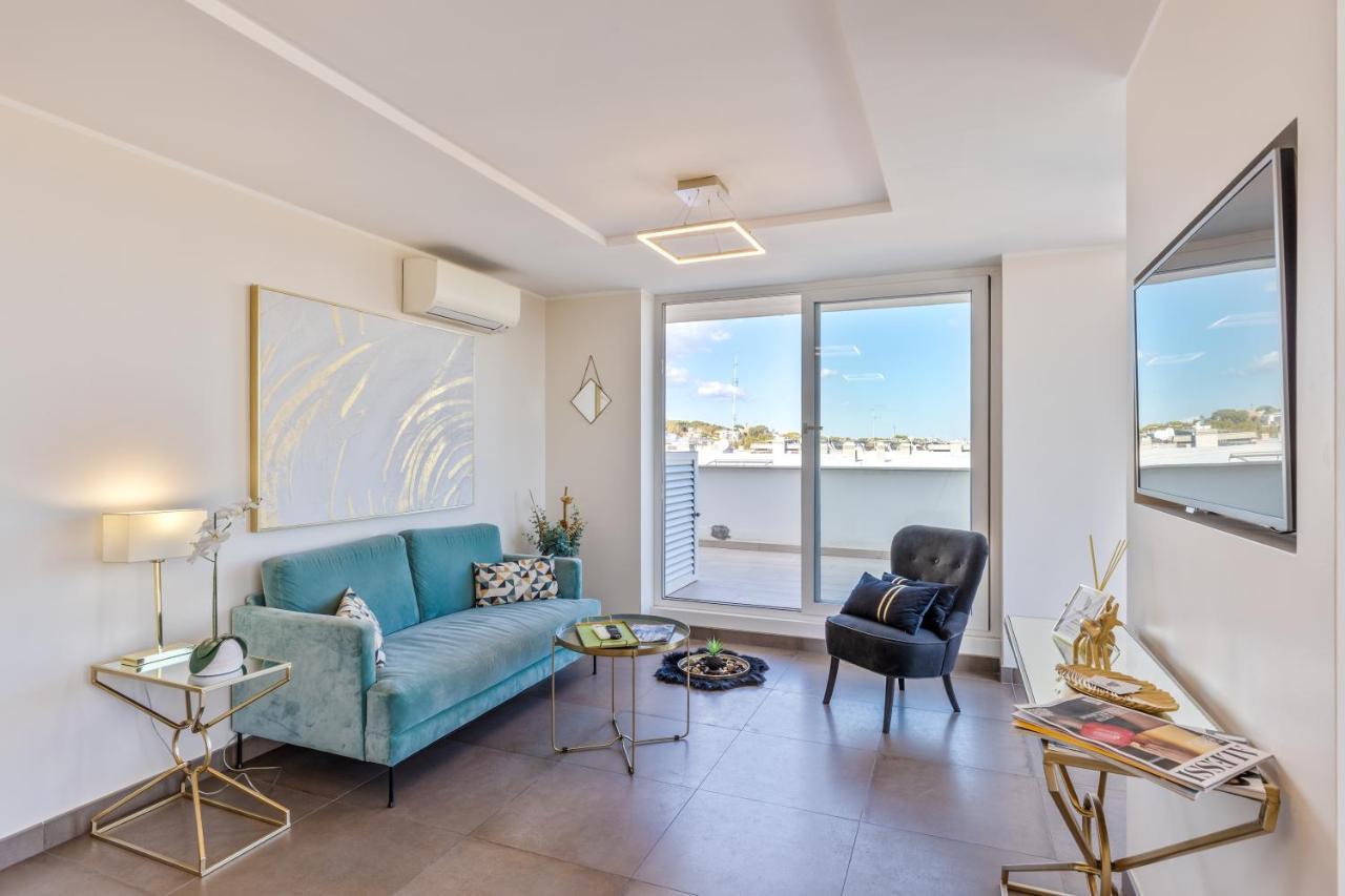Penthouse With A Panoramic Rooftop In Trastevere With Seasonally Jacuzzi Apartment Rome