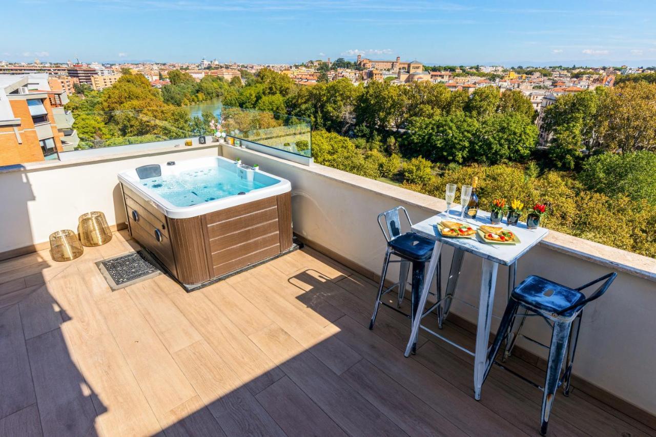 Penthouse With A Panoramic Rooftop In Trastevere With Seasonally Jacuzzi