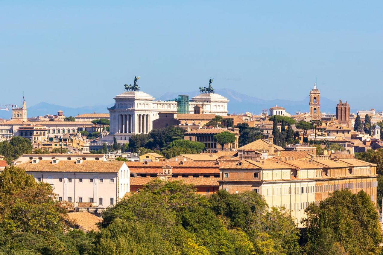 Penthouse With A Panoramic Rooftop In Trastevere With Seasonally Jacuzzi