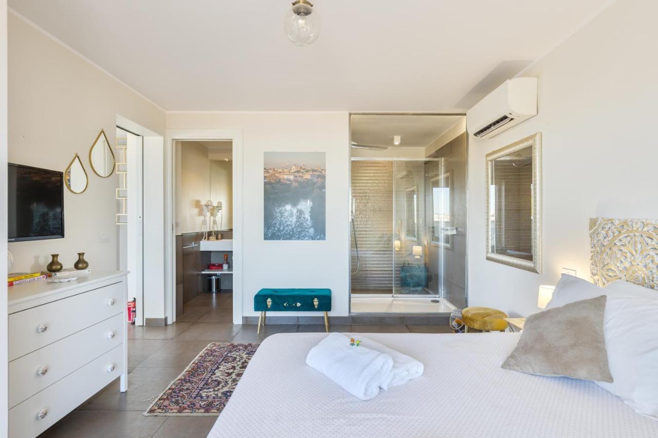 Penthouse With A Panoramic Rooftop In Trastevere With Seasonally Jacuzzi Apartment Rome