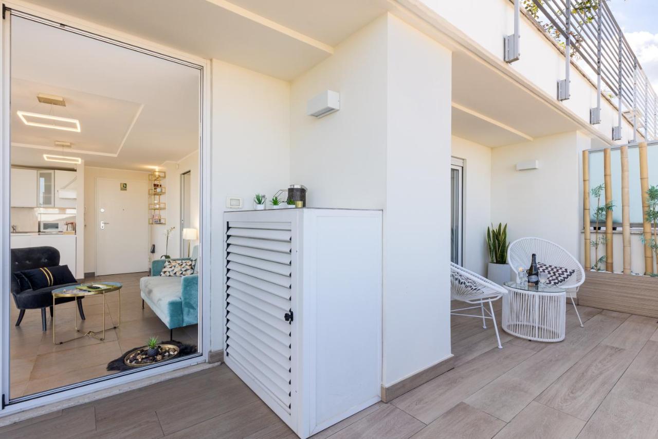 Penthouse With A Panoramic Rooftop In Trastevere With Seasonally Jacuzzi Apartment Rome