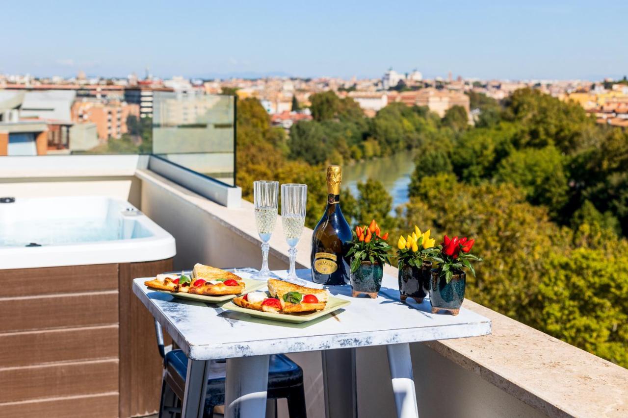 Penthouse With A Panoramic Rooftop In Trastevere With Seasonally Jacuzzi