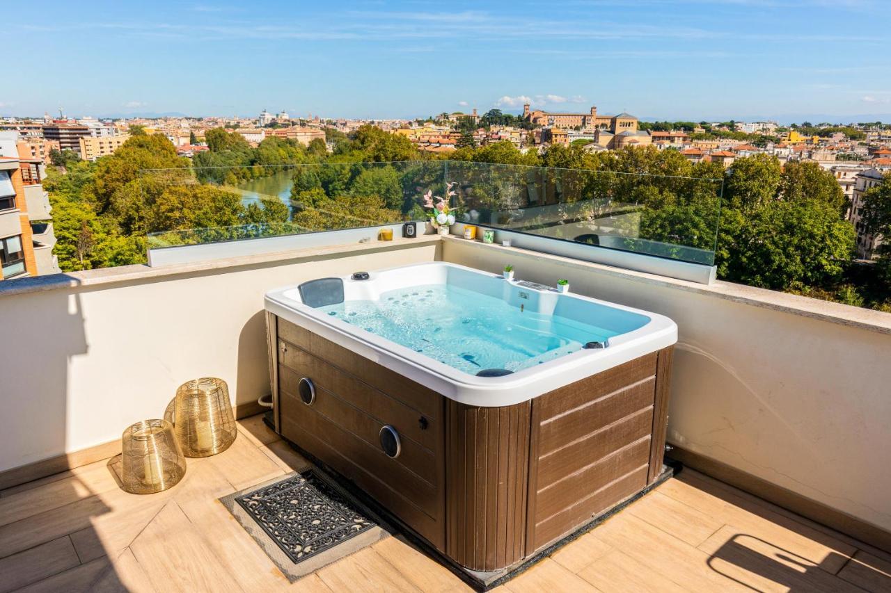Apartment Penthouse With A Panoramic Rooftop In Trastevere With Seasonally Jacuzzi Rome