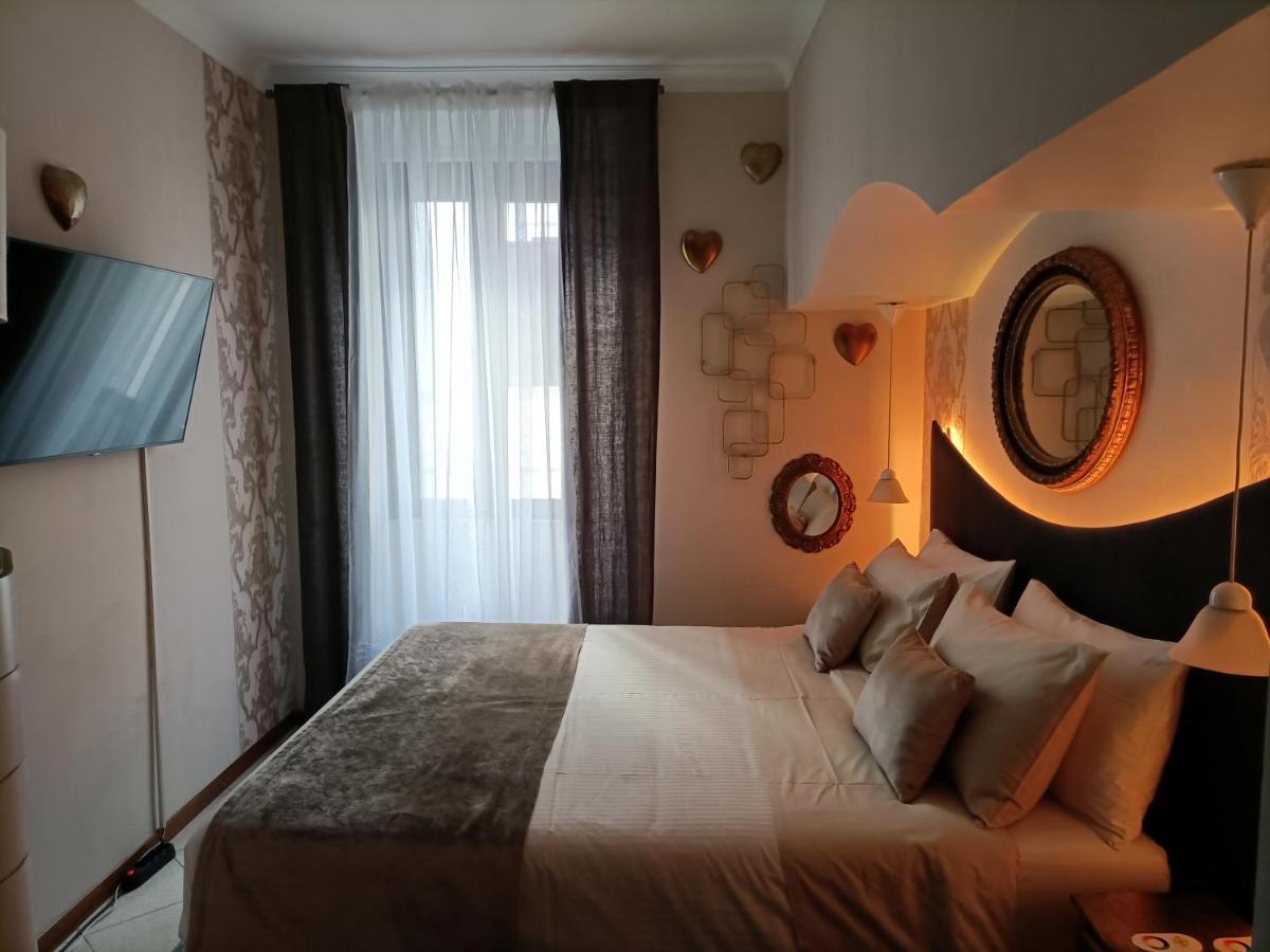 Contemporary Art By Spanish Step Guest house *