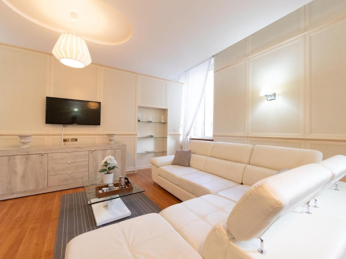 The Rent - Stylish One-bedroom In Piazza Barberini Apartment Rome