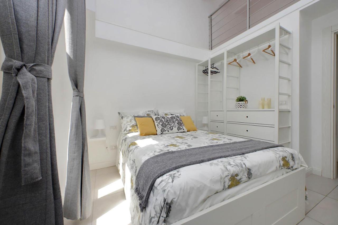Castro Pretorio -1st Floor Of Historic Mansion With Lift, Comfortable, Baby Friendly, Bike Parking, Quiet And Guarded Area In Front Of Officers Headquarters 5 Minutes Walk From Termini Railway & Metro Station - Genuine Guest Care In 4 Lang Rome