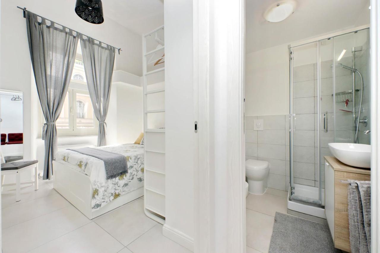 Castro Pretorio -1st Floor Of Historic Mansion With Lift, Comfortable, Baby Friendly, Bike Parking, Quiet And Guarded Area In Front Of Officers Headquarters 5 Minutes Walk From Termini Railway & Metro Station - Genuine Guest Care In 4 Lang Appartement