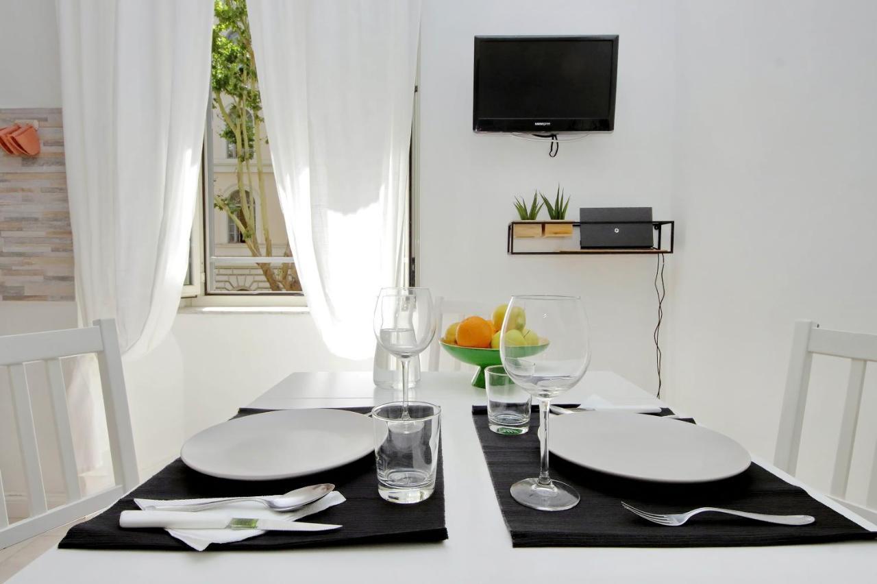 Castro Pretorio -1st Floor Of Historic Mansion With Lift, Comfortable, Baby Friendly, Bike Parking, Quiet And Guarded Area In Front Of Officers Headquarters 5 Minutes Walk From Termini Railway & Metro Station - Genuine Guest Care In 4 Lang