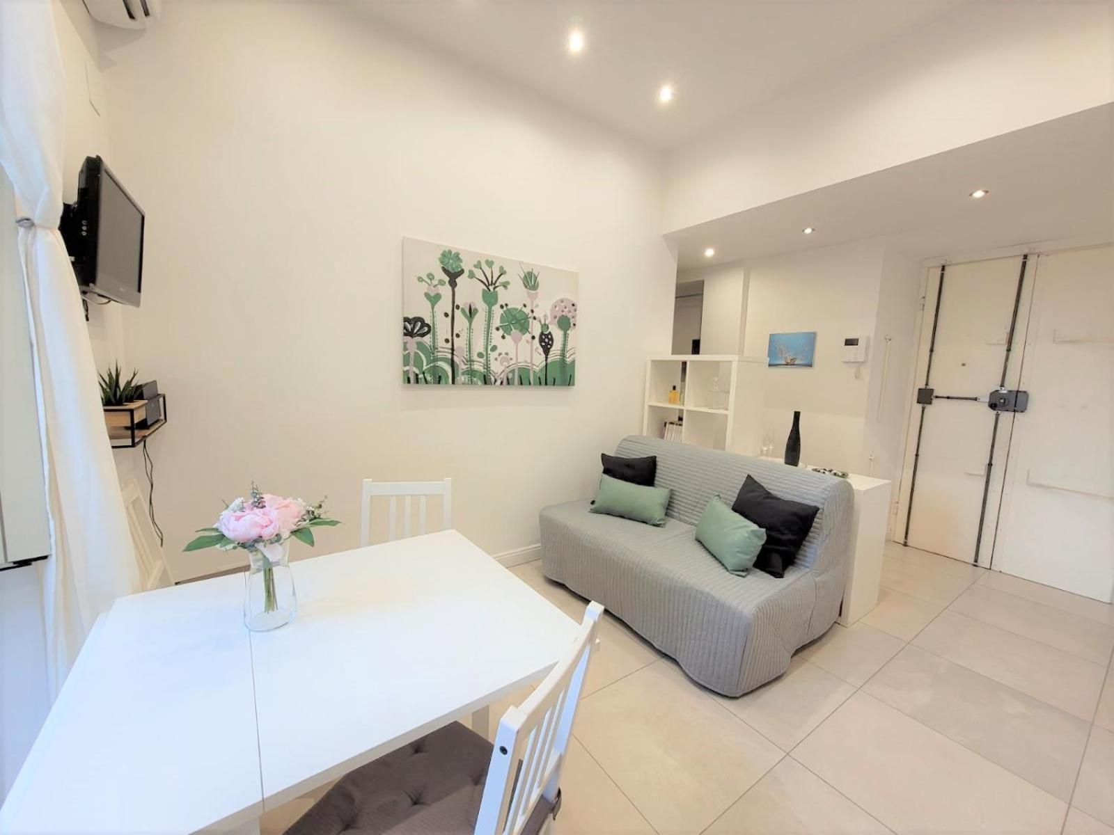 Appartement Castro Pretorio -1st Floor Of Historic Mansion With Lift, Comfortable, Baby Friendly, Bike Parking, Quiet And Guarded Area In Front Of Officers Headquarters 5 Minutes Walk From Termini Railway & Metro Station - Genuine Guest Care In 4 Lang