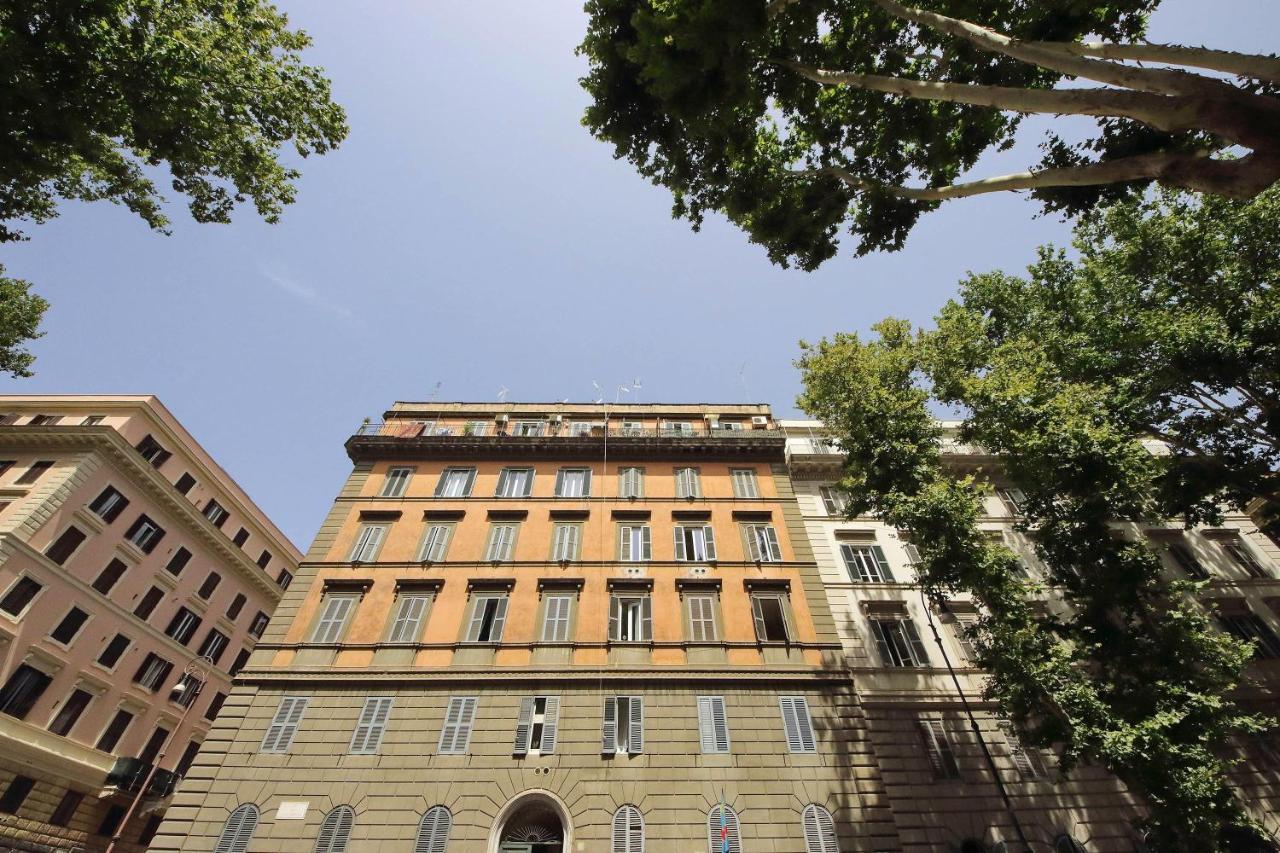 Castro Pretorio -1st Floor Of Historic Mansion With Lift, Comfortable, Baby Friendly, Bike Parking, Quiet And Guarded Area In Front Of Officers Headquarters 5 Minutes Walk From Termini Railway & Metro Station - Genuine Guest Care In 4 Lang * Rome
