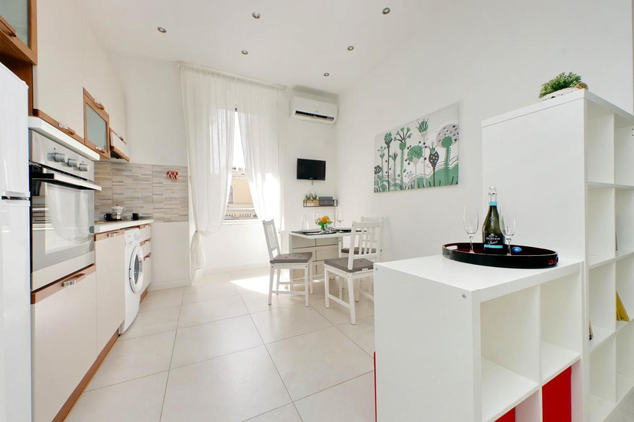 Appartement Castro Pretorio -1st Floor Of Historic Mansion With Lift, Comfortable, Baby Friendly, Bike Parking, Quiet And Guarded Area In Front Of Officers Headquarters 5 Minutes Walk From Termini Railway & Metro Station - Genuine Guest Care In 4 Lang