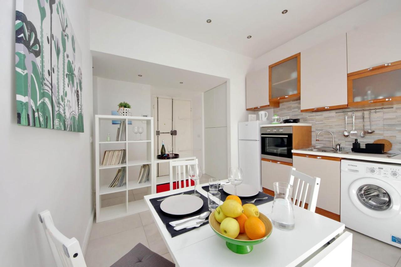 Castro Pretorio -1st Floor Of Historic Mansion With Lift, Comfortable, Baby Friendly, Bike Parking, Quiet And Guarded Area In Front Of Officers Headquarters 5 Minutes Walk From Termini Railway & Metro Station - Genuine Guest Care In 4 Lang Appartement *