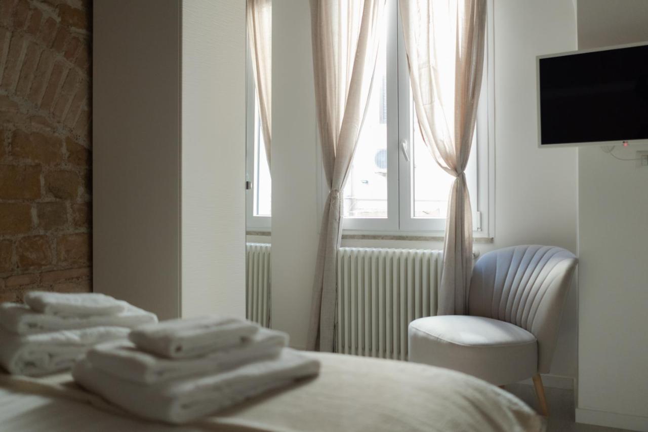 White Ostilia Apartment