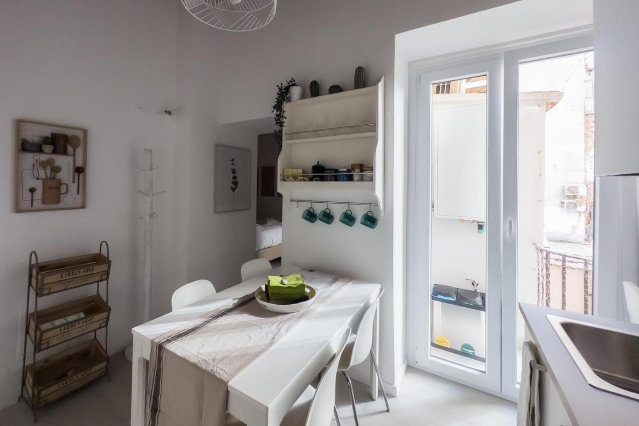 White Ostilia Apartment Rome