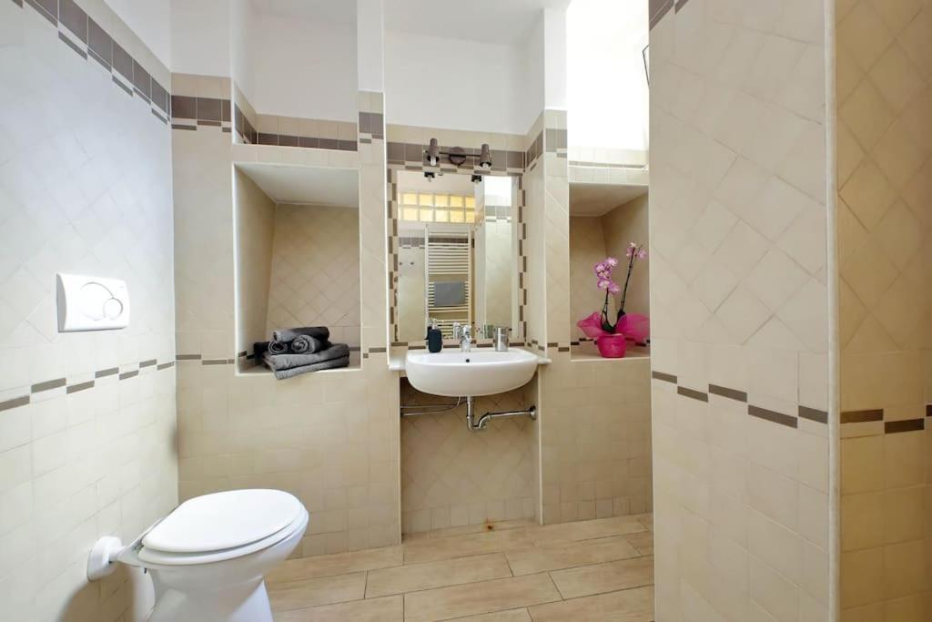 Vatican Flat Spacious Cozy With Court Appartement