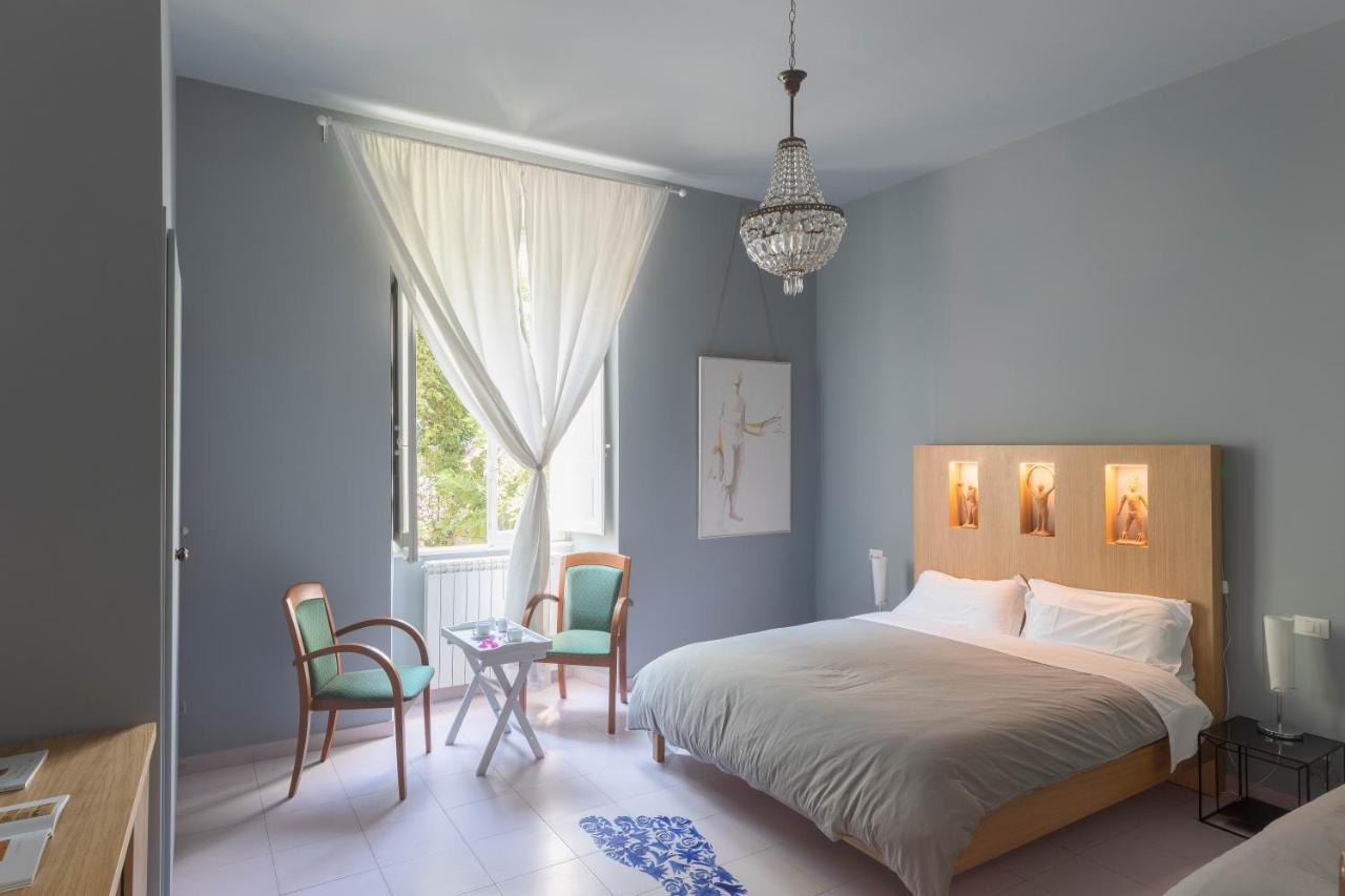 Tarshito Gallery House *