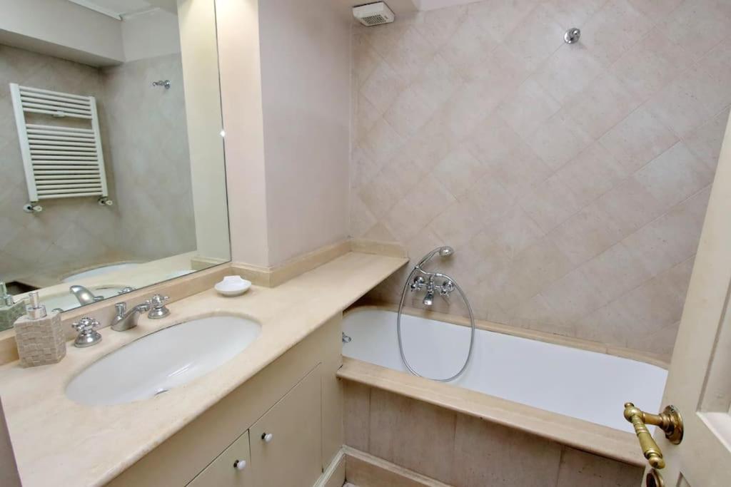 Navona Elegant Two Bedroom Apartment *