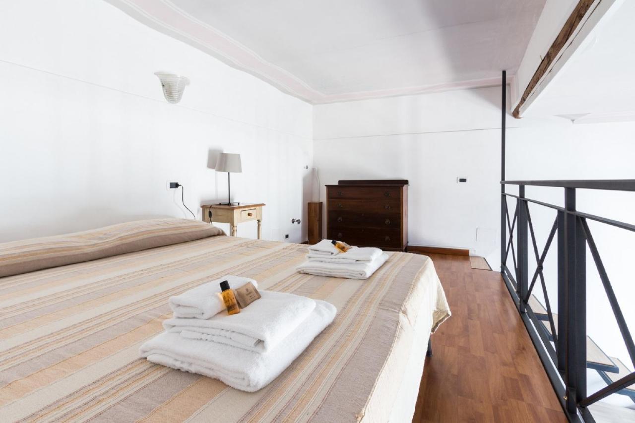 Sunny Navona Square Apartment