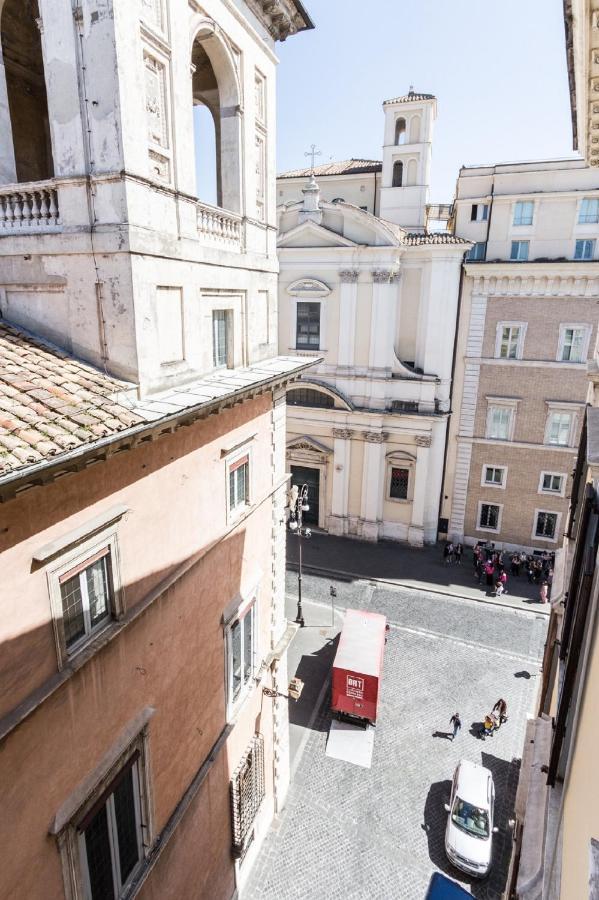 Sunny Navona Square Apartment