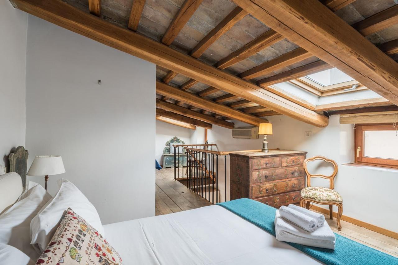 Cozy Wooden Apt In Piazza Navona Rome